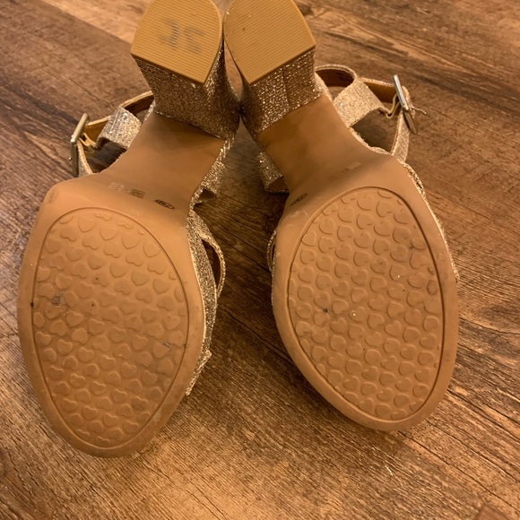 COPY - Chinese Laundry gold platforms size 7. - Picture 4 of 4
